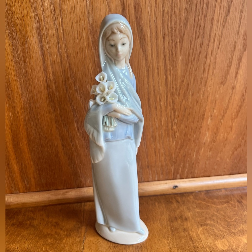 Lladro "Girl with Flowers" #4650 Girl in Scarf Holding Calla Lilly